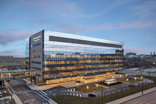 Cleveland, OH - 7-story, 377,000 sf cancer center connected via a tunnel and pedestrian bridge to the existing Cleveland Clinic campus facilities
Photography by © Robert Benson Photography